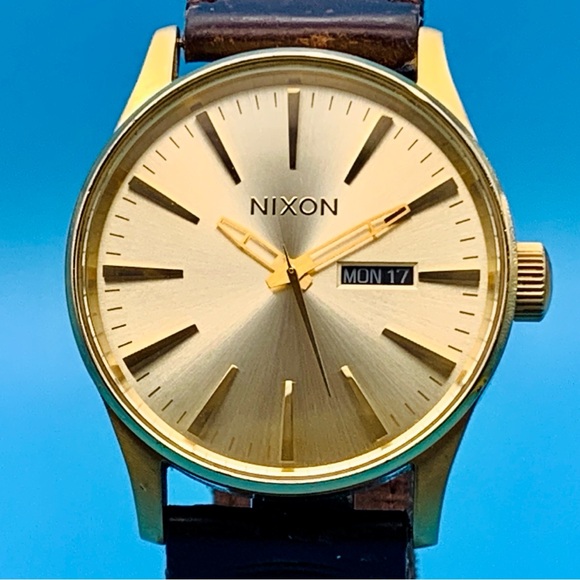NIXON THE SENTRY Men’s Wristwatch Leather Strap St Steel Case Works New Battery